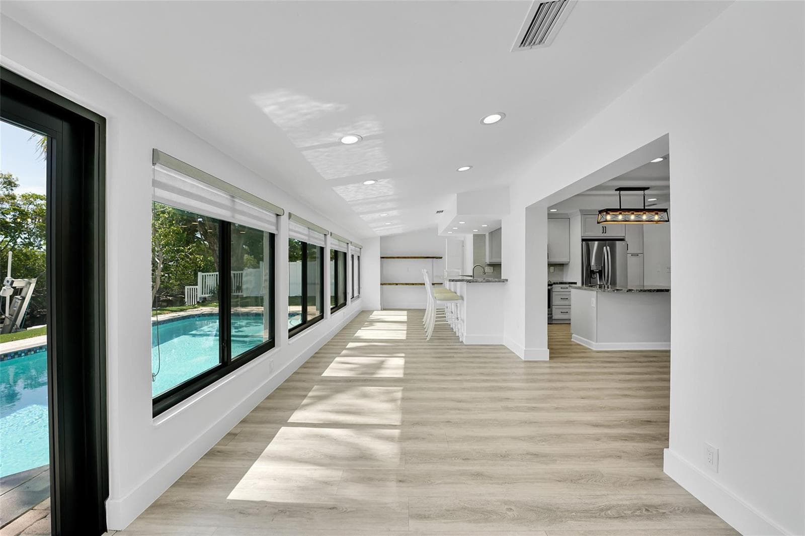 956 SE 10th Court photo 12
