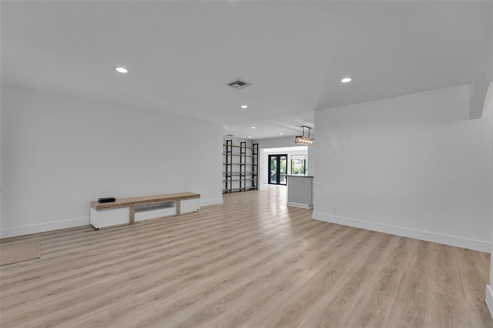 956 SE 10th Court photo 7