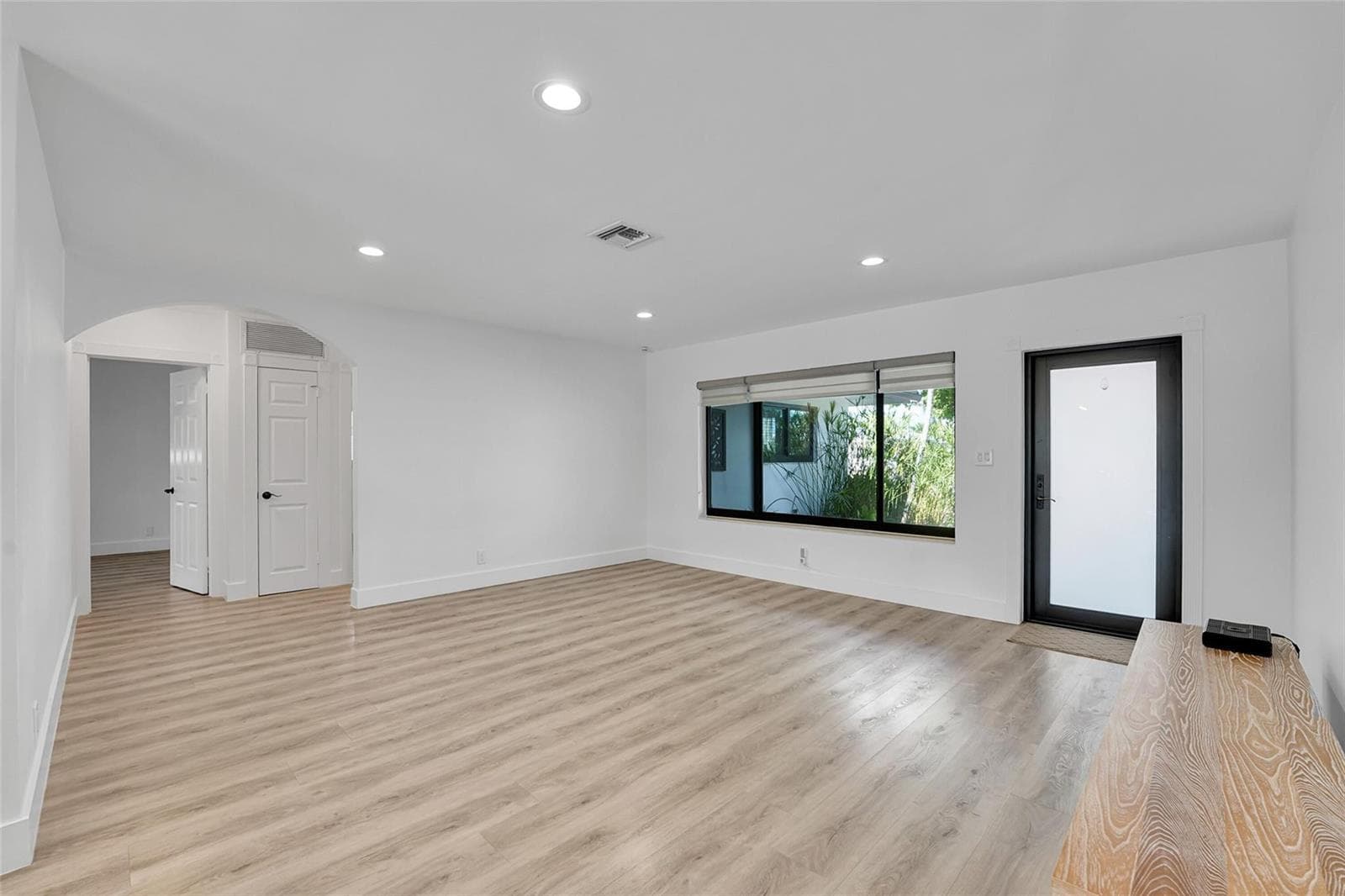956 SE 10th Court photo 9