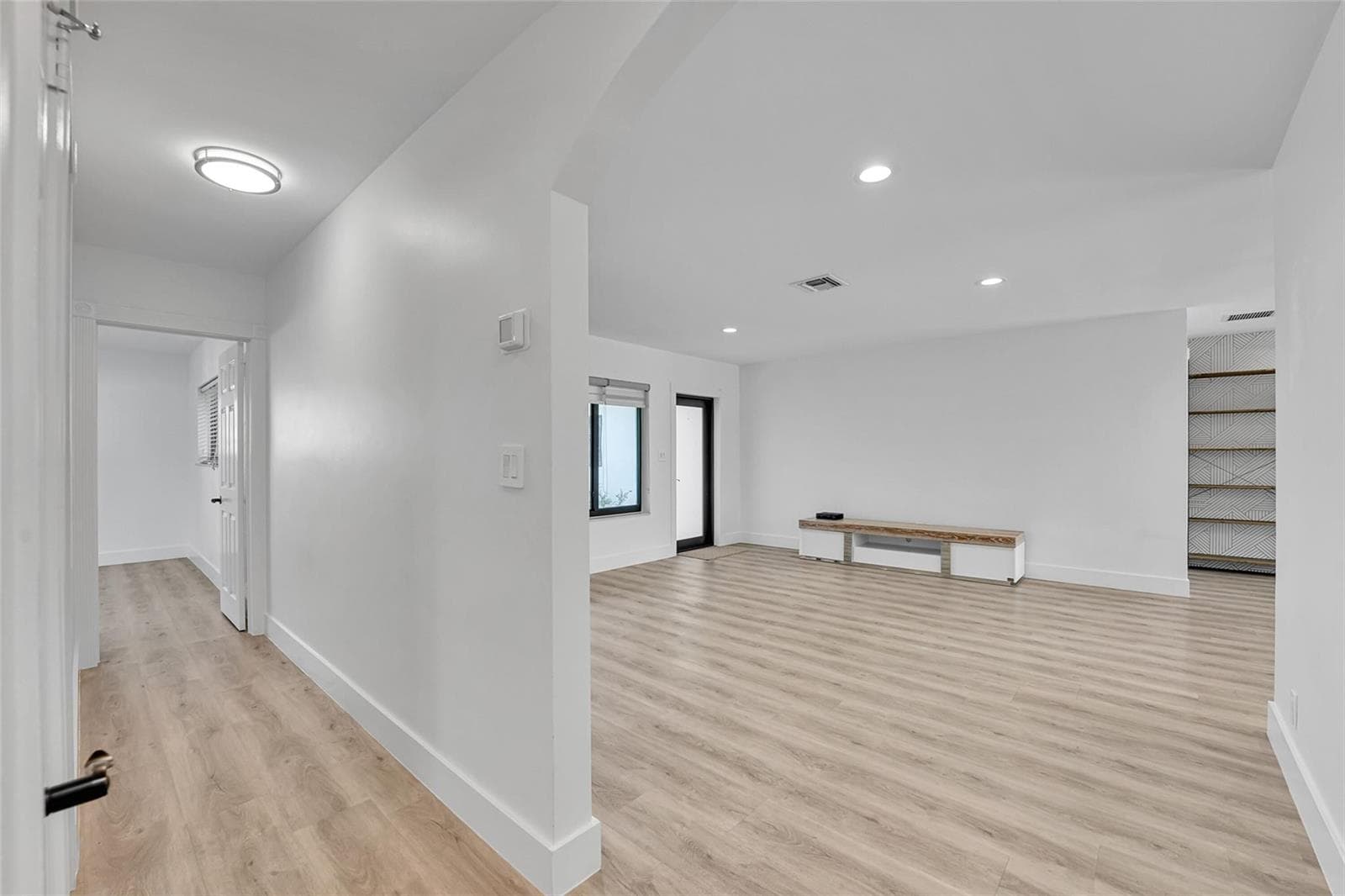 956 SE 10th Court photo 8