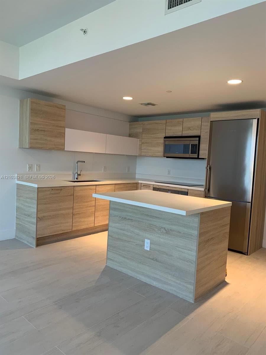 16385 Biscayne Blvd 2302 photo 1