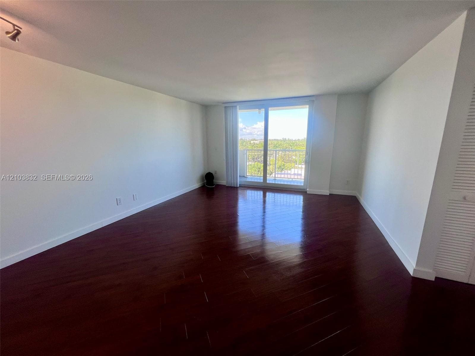 2020 NE 135th St 810 photo 3