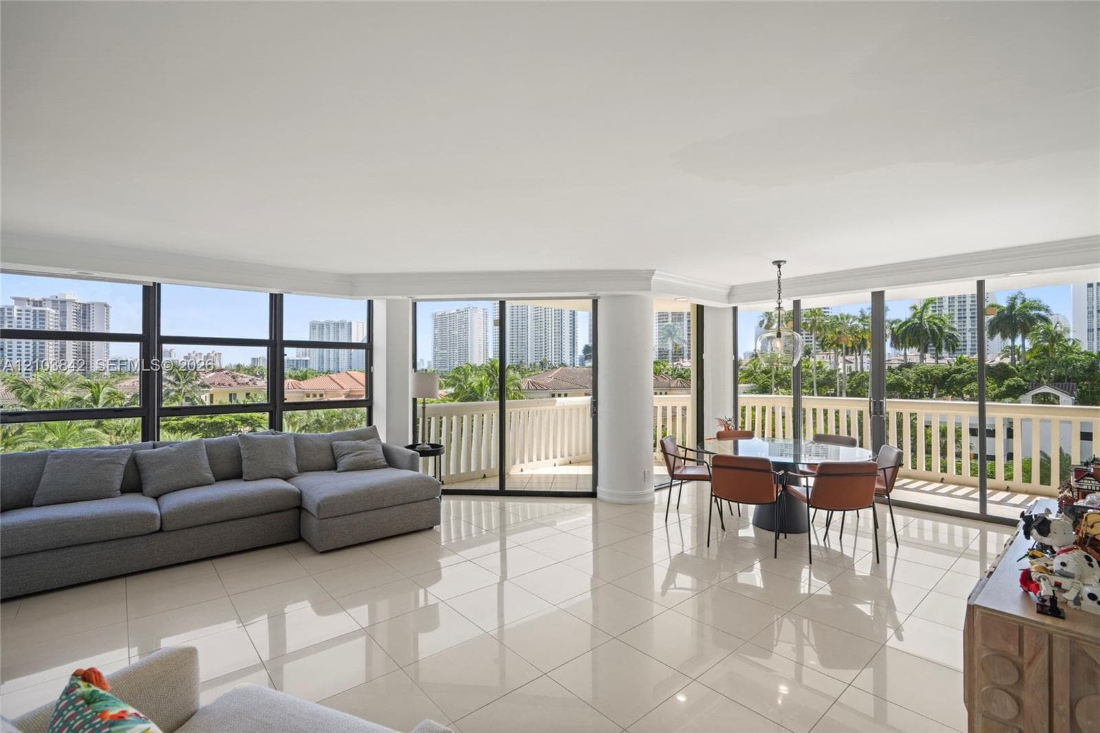 1000 W Island Blvd 504 photo 2