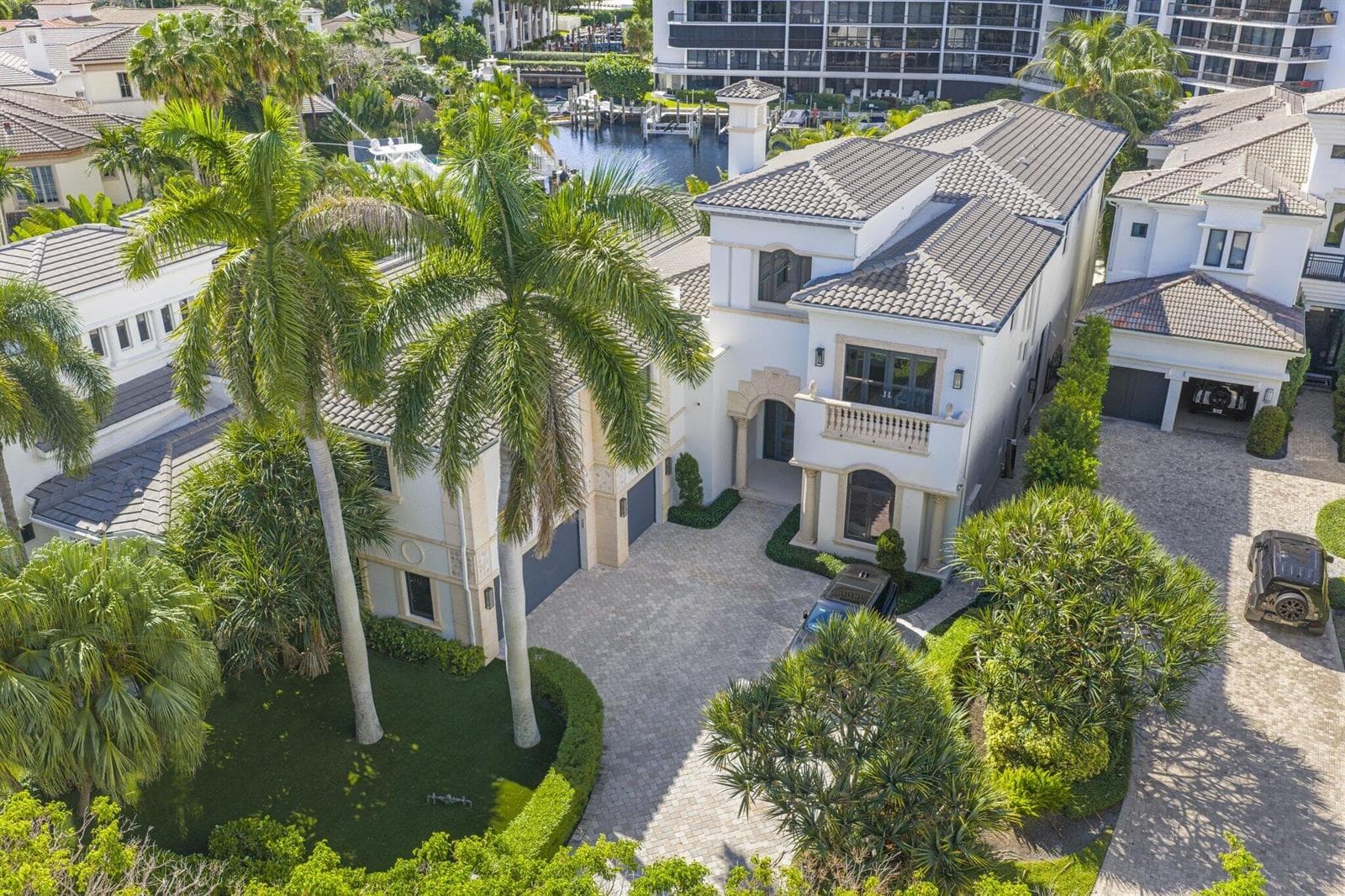 1010 Grand Court photo 2