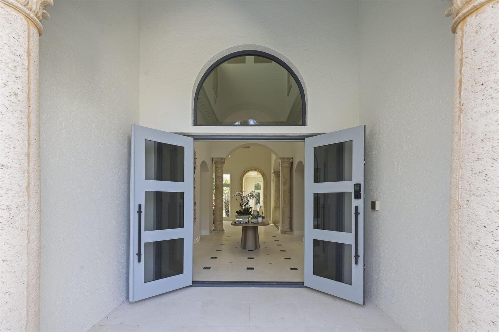 1010 Grand Court photo 4