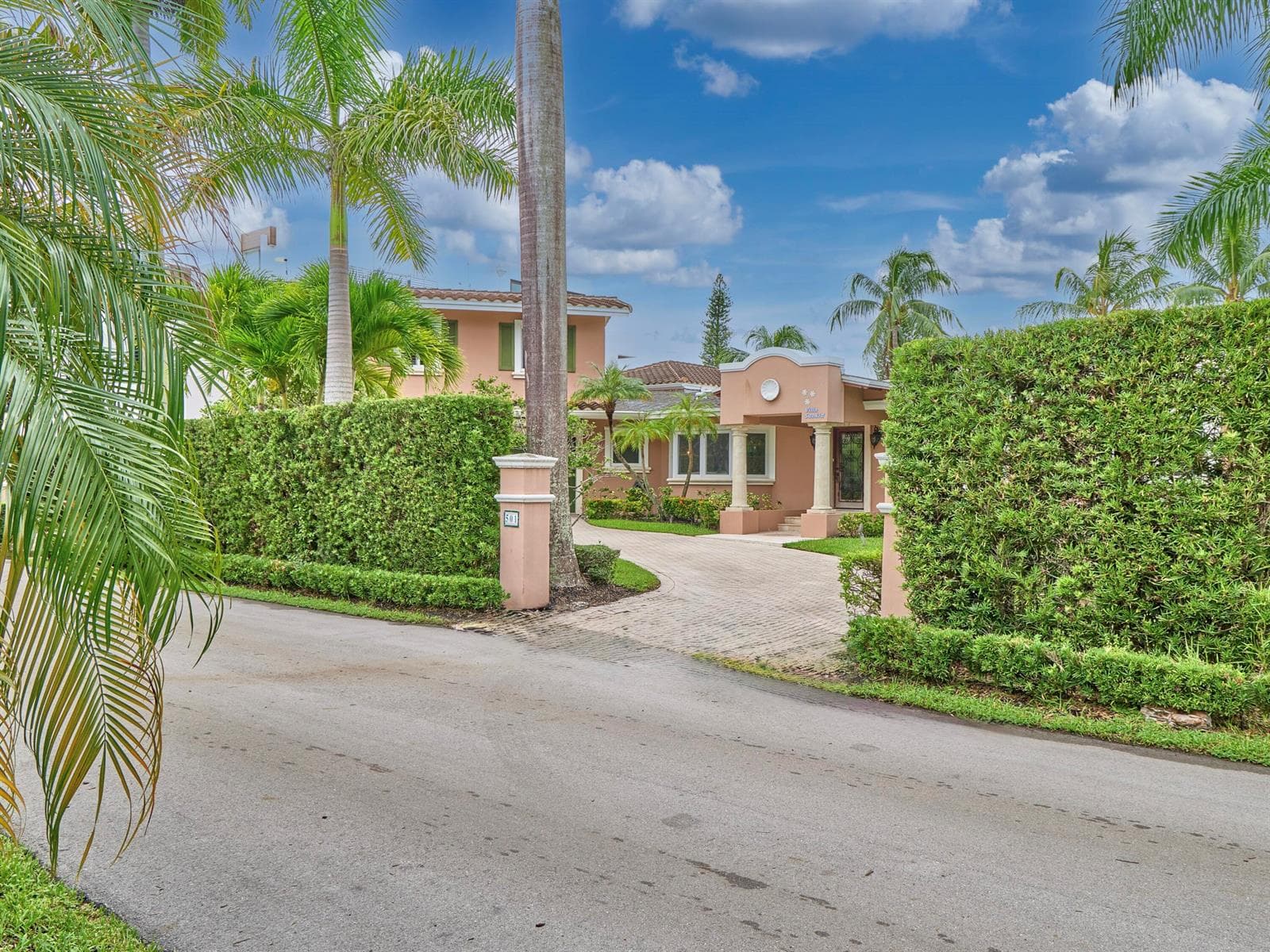501 Coconut Isle Drive photo 2