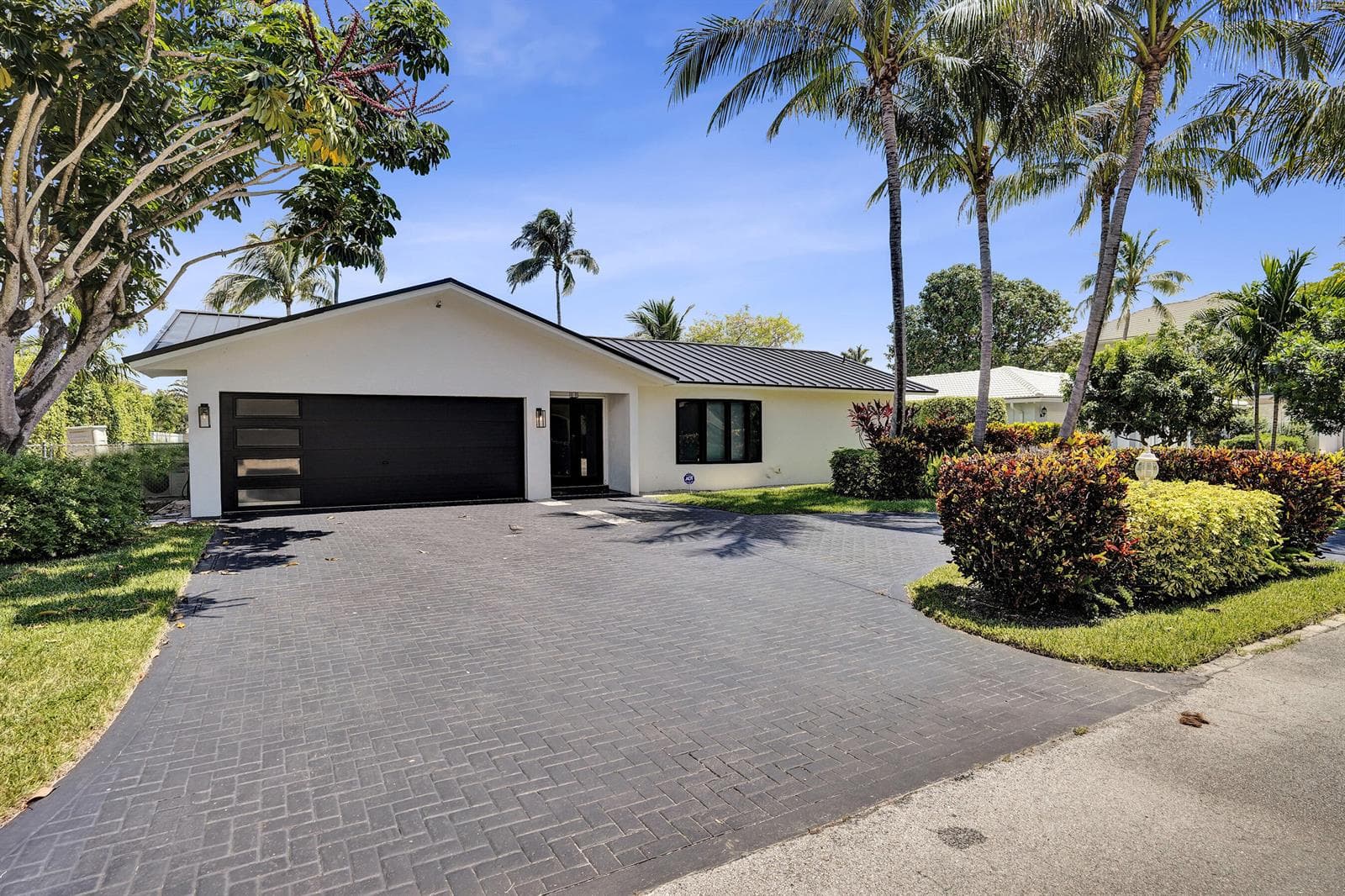 933 Banyan Drive photo 2