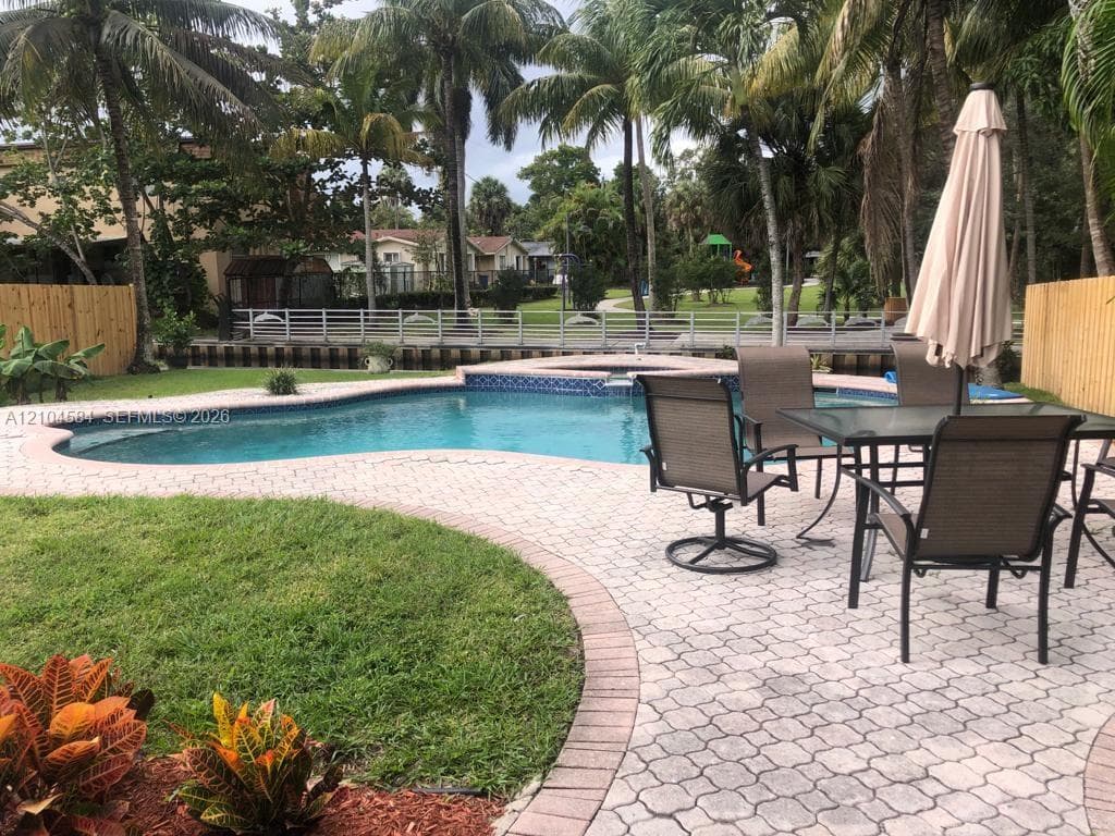 1773 SW 28th Way photo 4