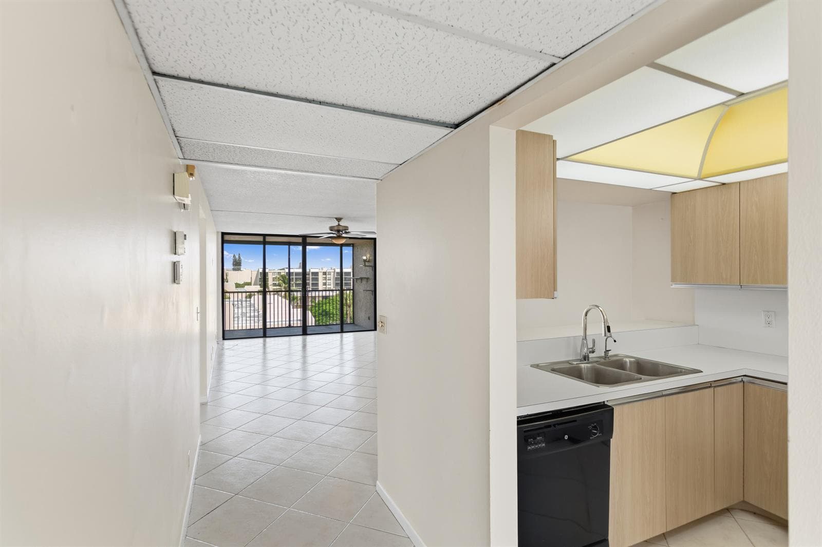 17 Royal Palm Way 6010 photo 16