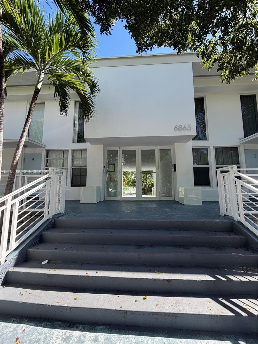 6865 E Bay Dr 3 photo 1