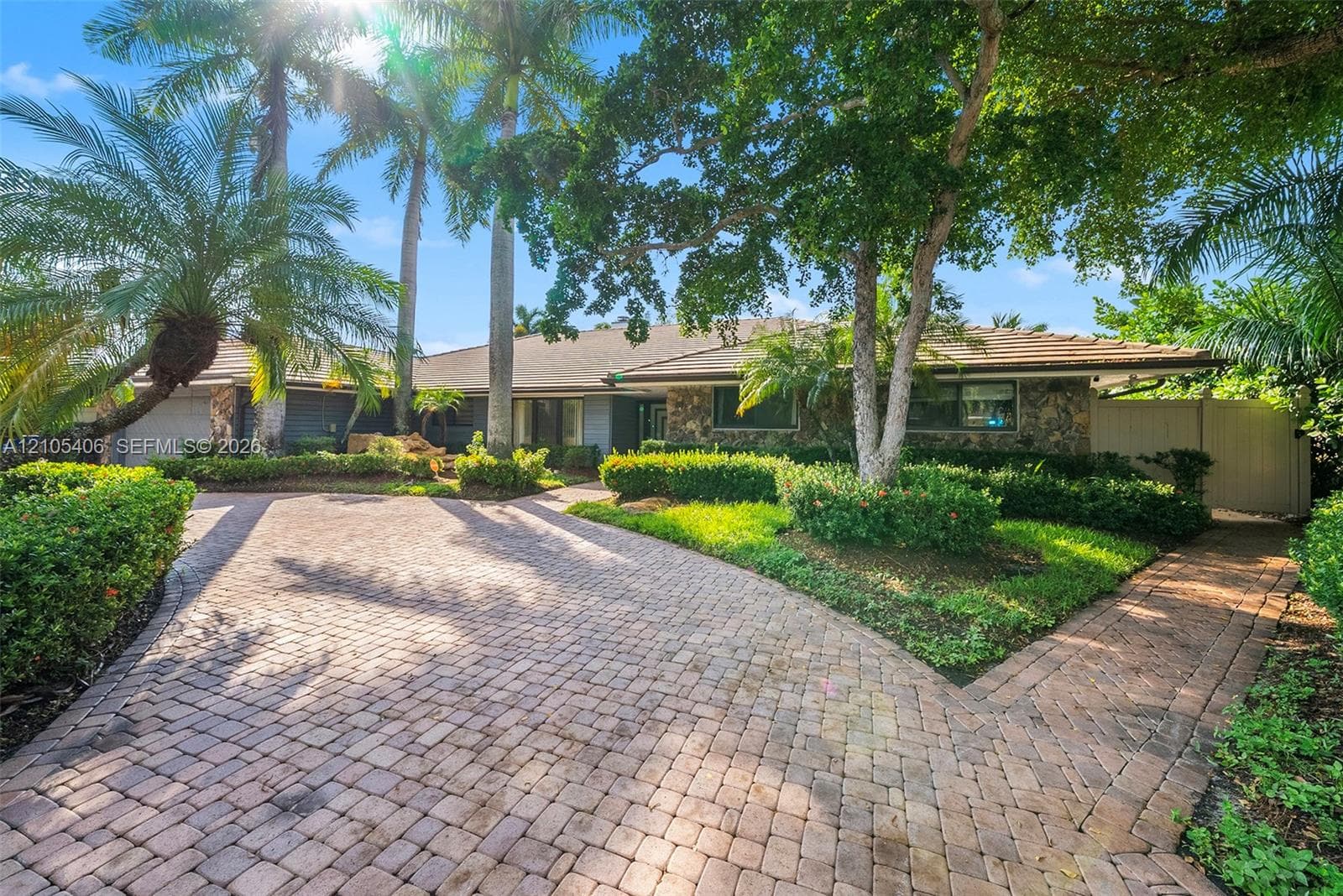 407 Sunset Dr photo 1