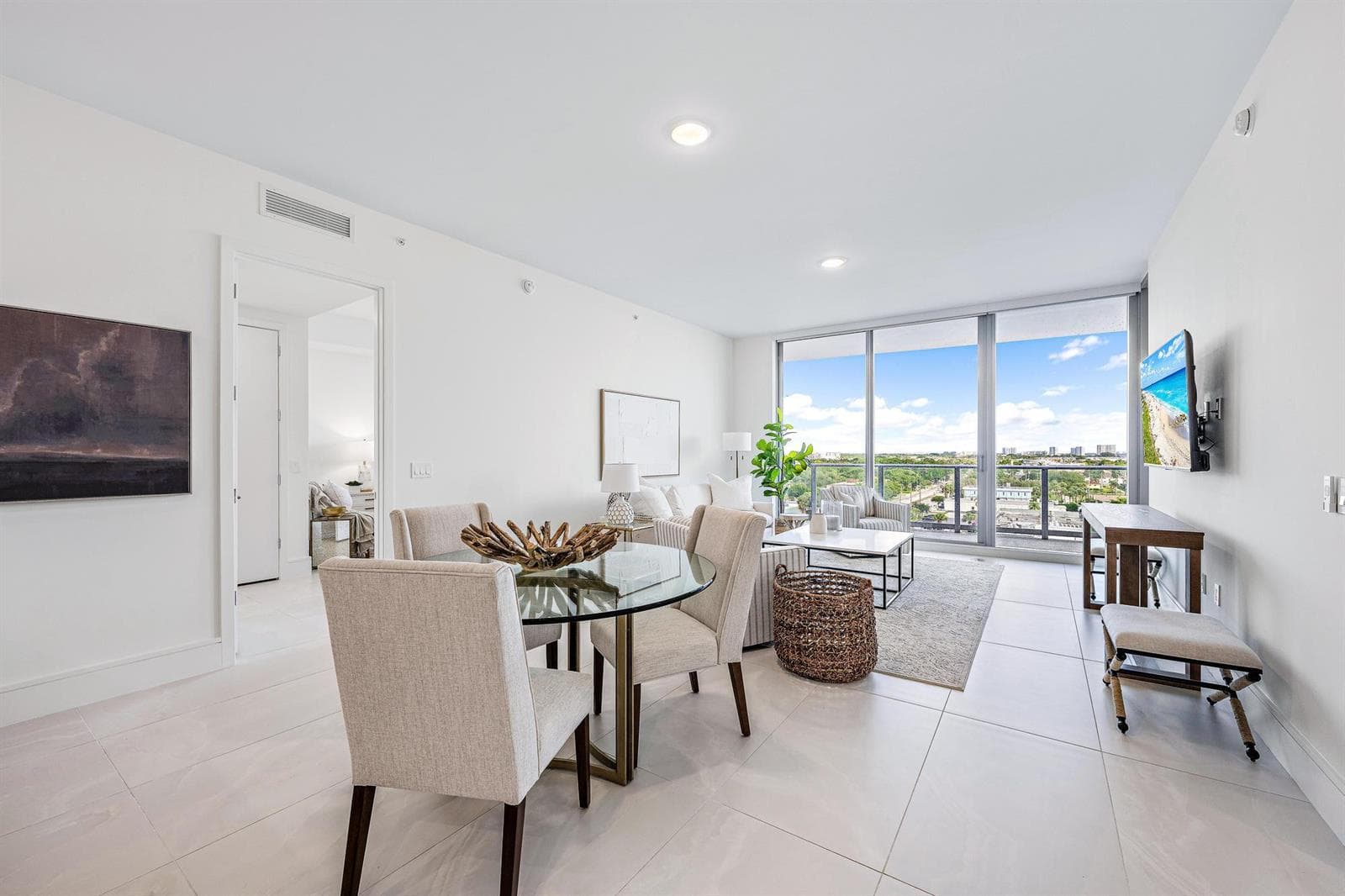 220 LAKE SHORE Drive 817 photo 3