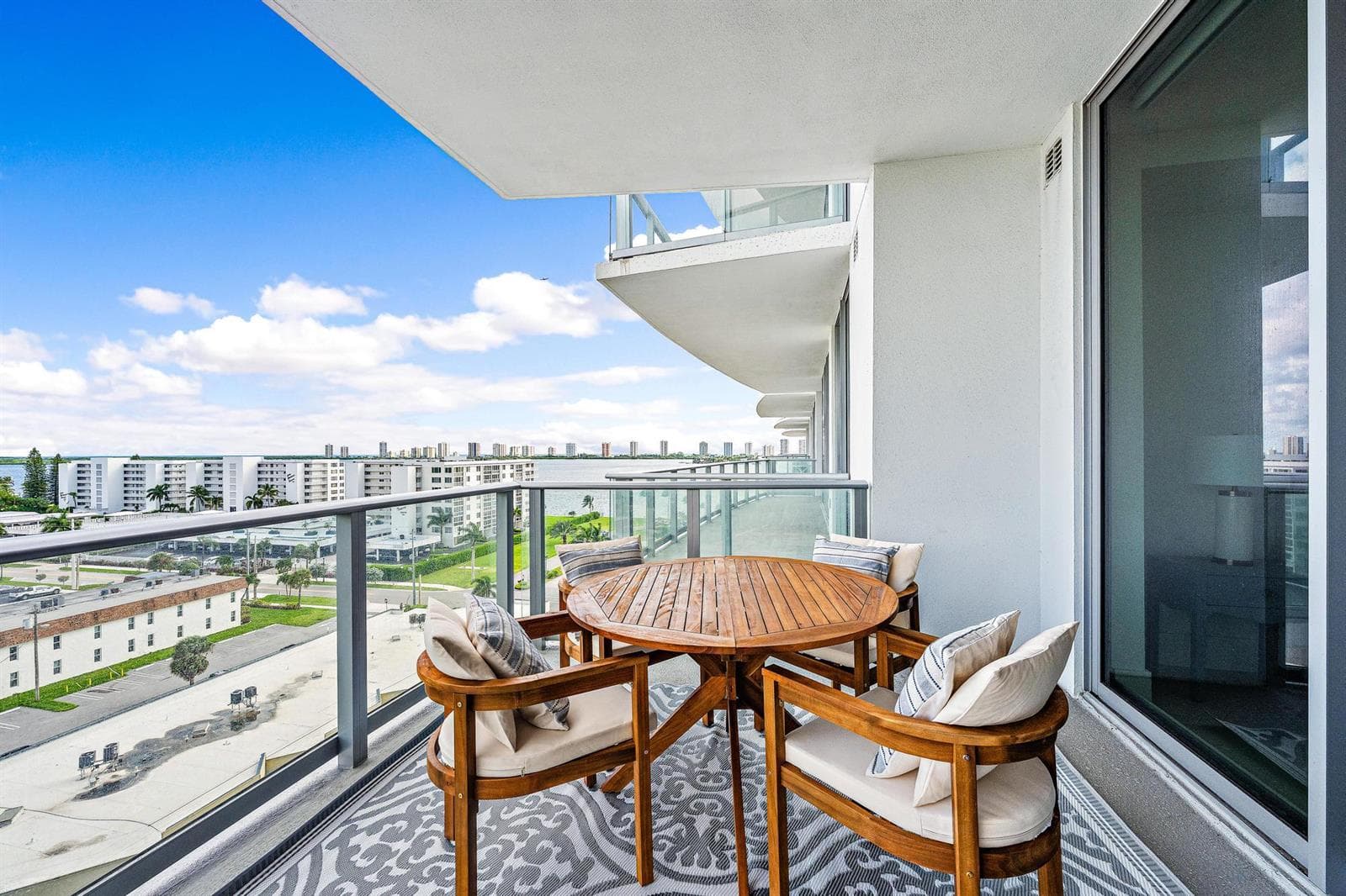 220 LAKE SHORE Drive 817 photo 14