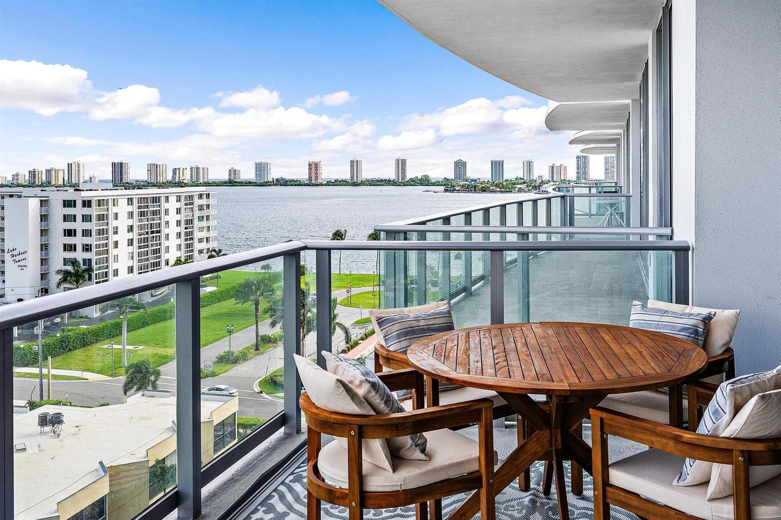 220 LAKE SHORE Drive 817 photo 15