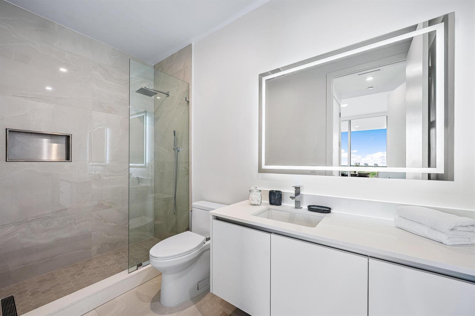 220 LAKE SHORE Drive 817 photo 11