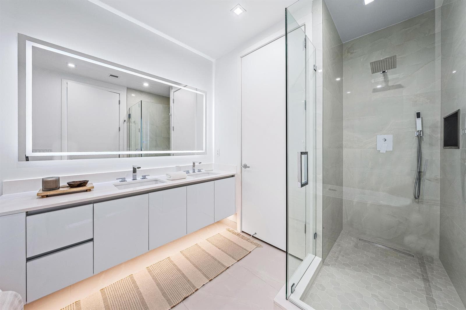 220 LAKE SHORE Drive 817 photo 8