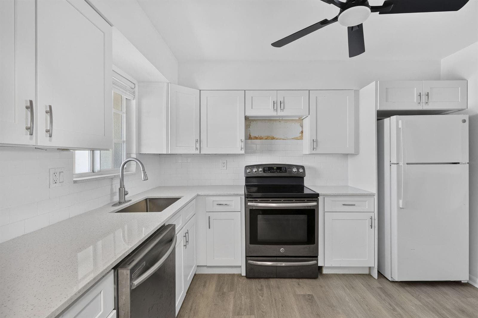 405 SOUTHWIND Drive 5 photo 9