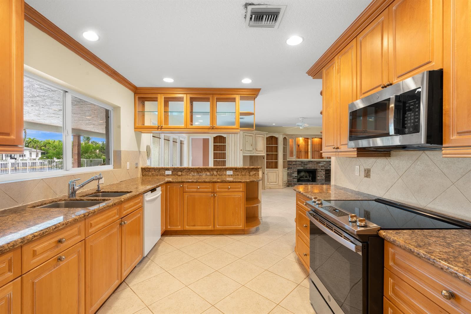 2651 NE 43RD Street photo 9