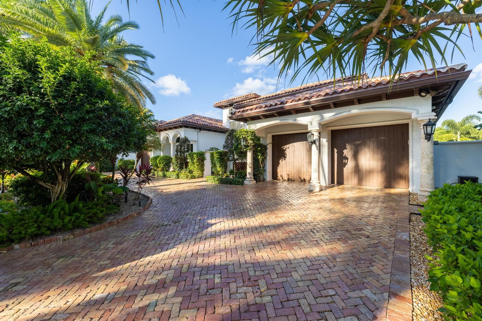 817 Harbour Isles Place photo 3