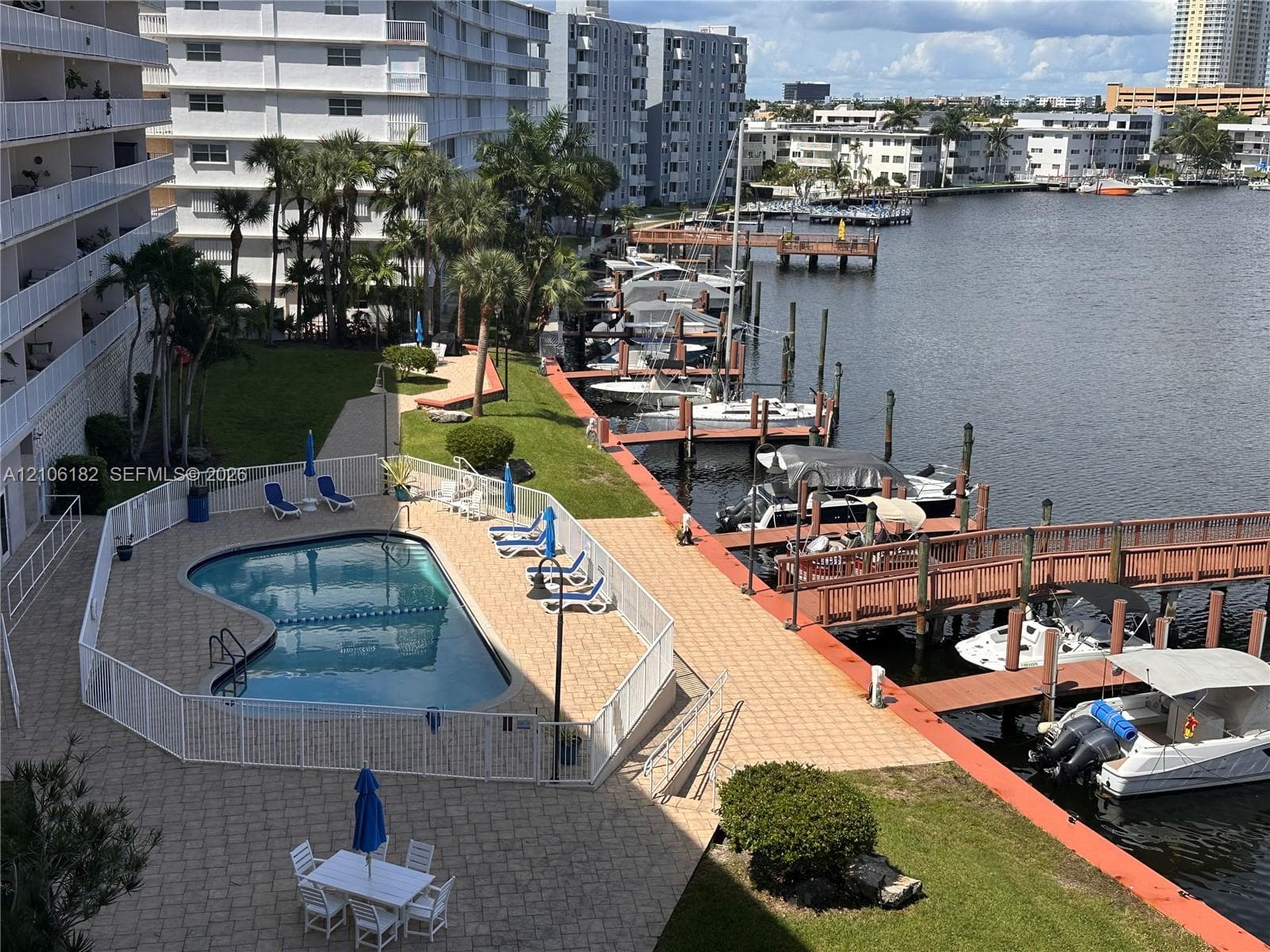 400 Golden Isles Dr 40 photo 2