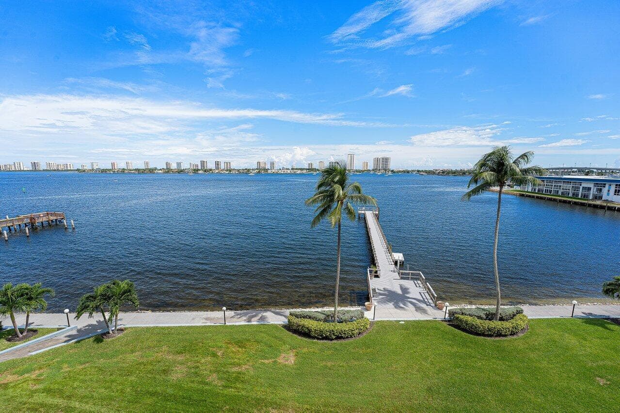 3040 Lake Shore Drive 502 photo 2
