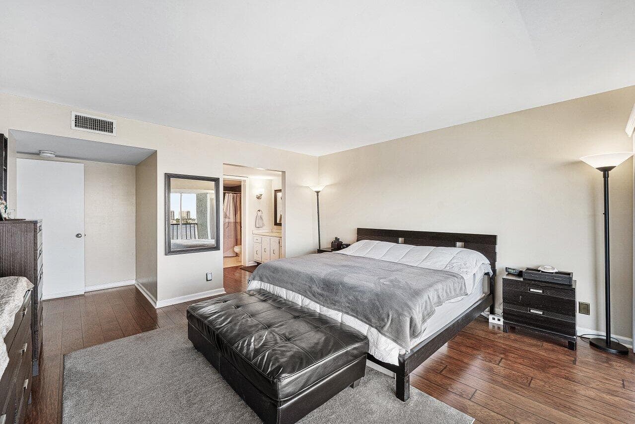 3040 Lake Shore Drive 502 photo 22