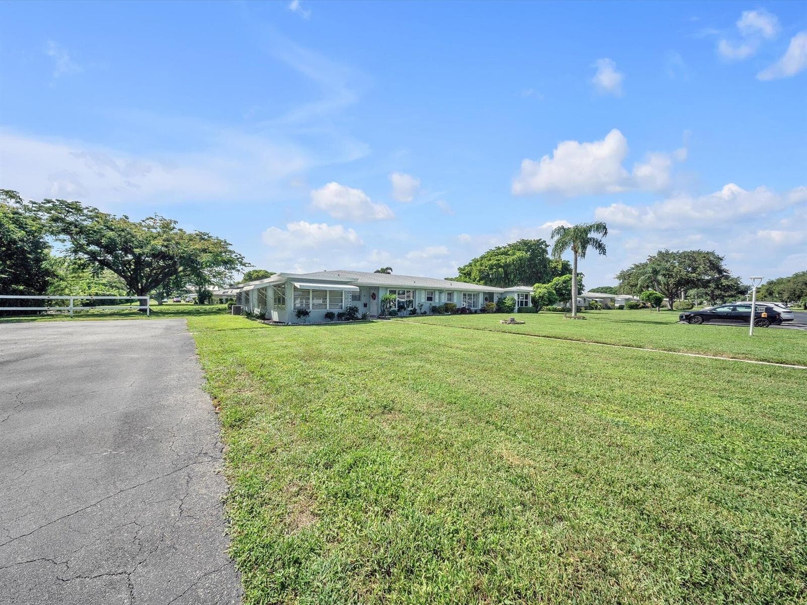380 HIGH POINT Boulevard B photo 4