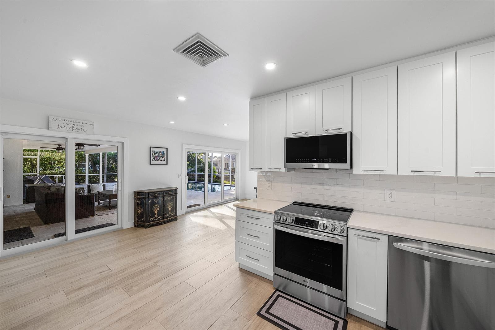 744 Peachtree Lane photo 16