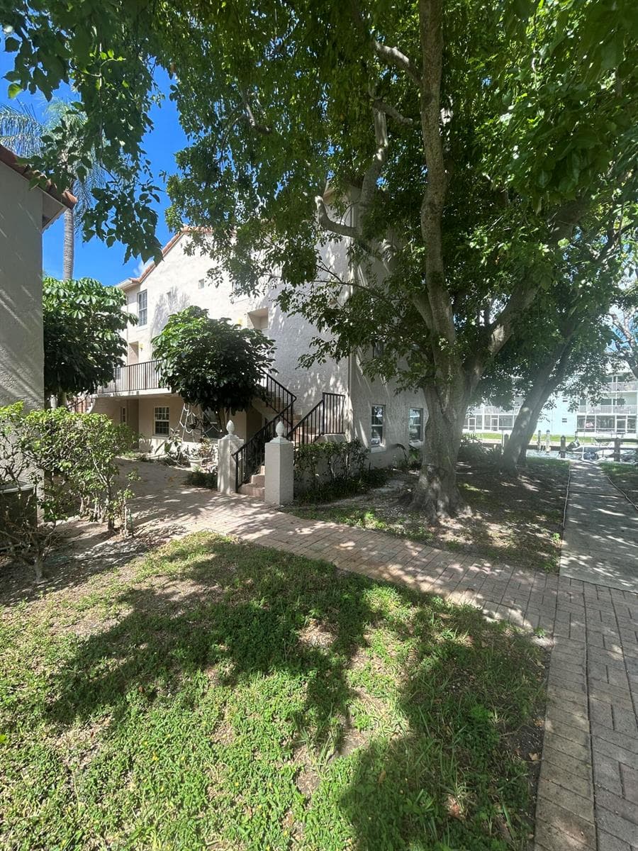 1135 Lake Shore Drive 201 photo 2