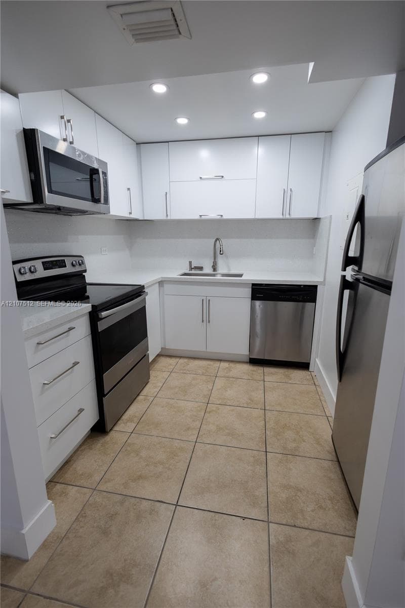 1720 NW N River Dr 302 photo 7