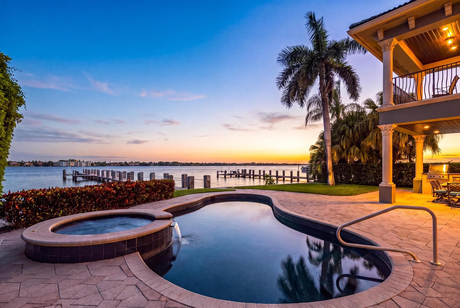 1207 N ATLANTIC Drive photo 4
