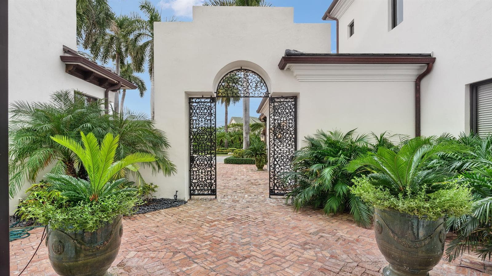 1014 Grand Court photo 6