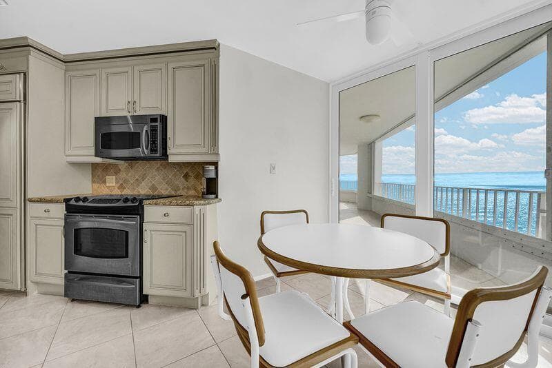 550 S Ocean Boulevard 602 photo 9