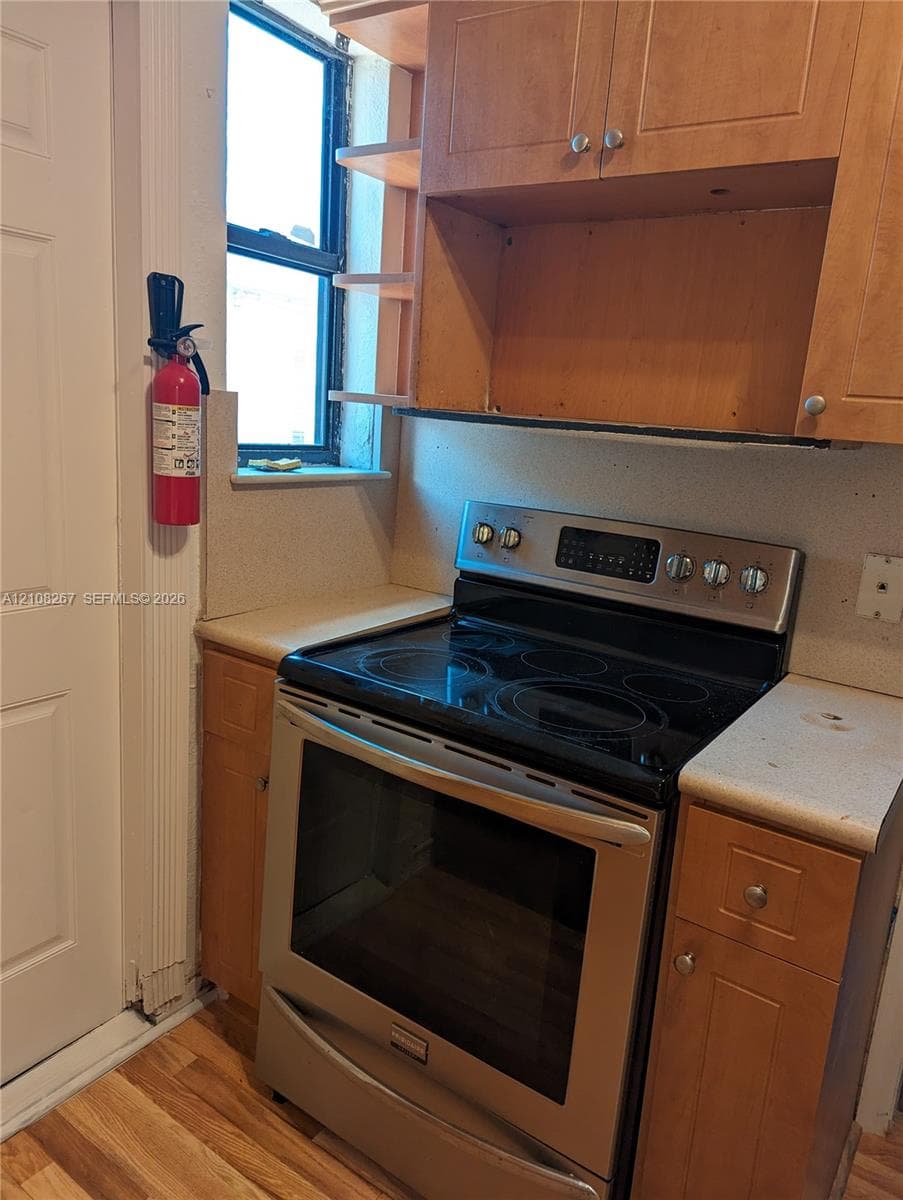 7757 Crespi Blvd photo 25