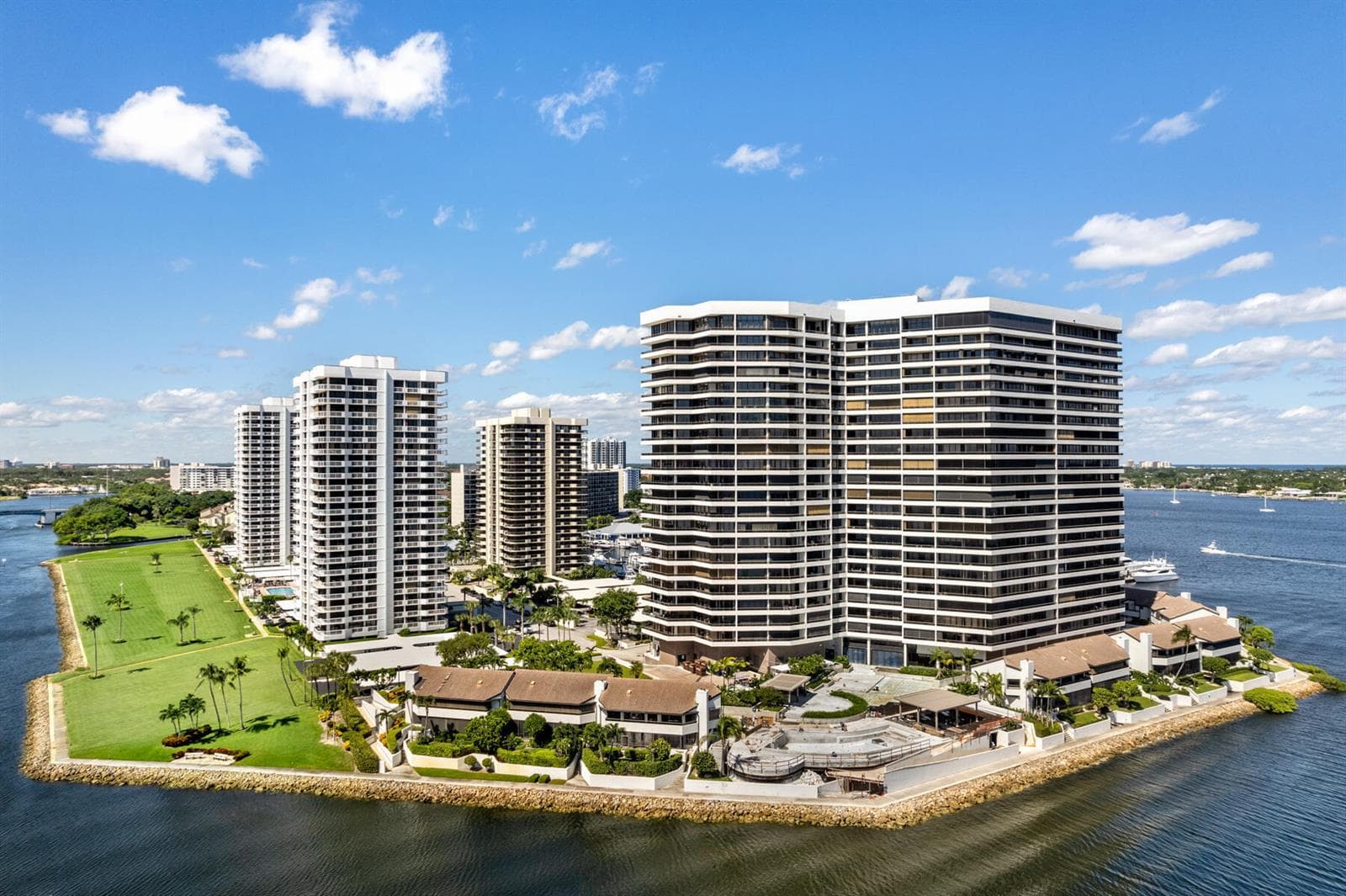 100 LAKESHORE Drive 454 photo 2