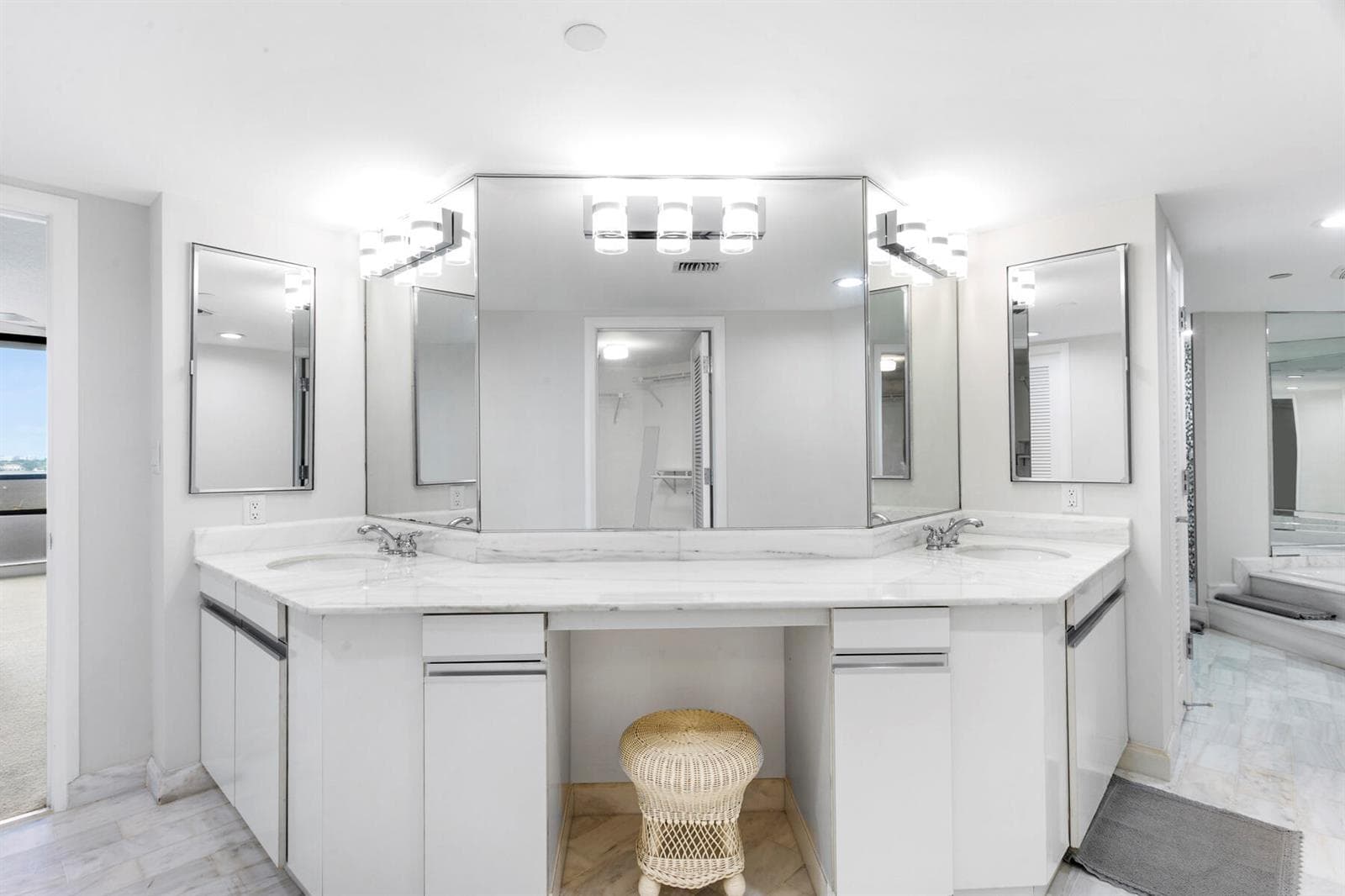 100 LAKESHORE Drive 454 photo 17