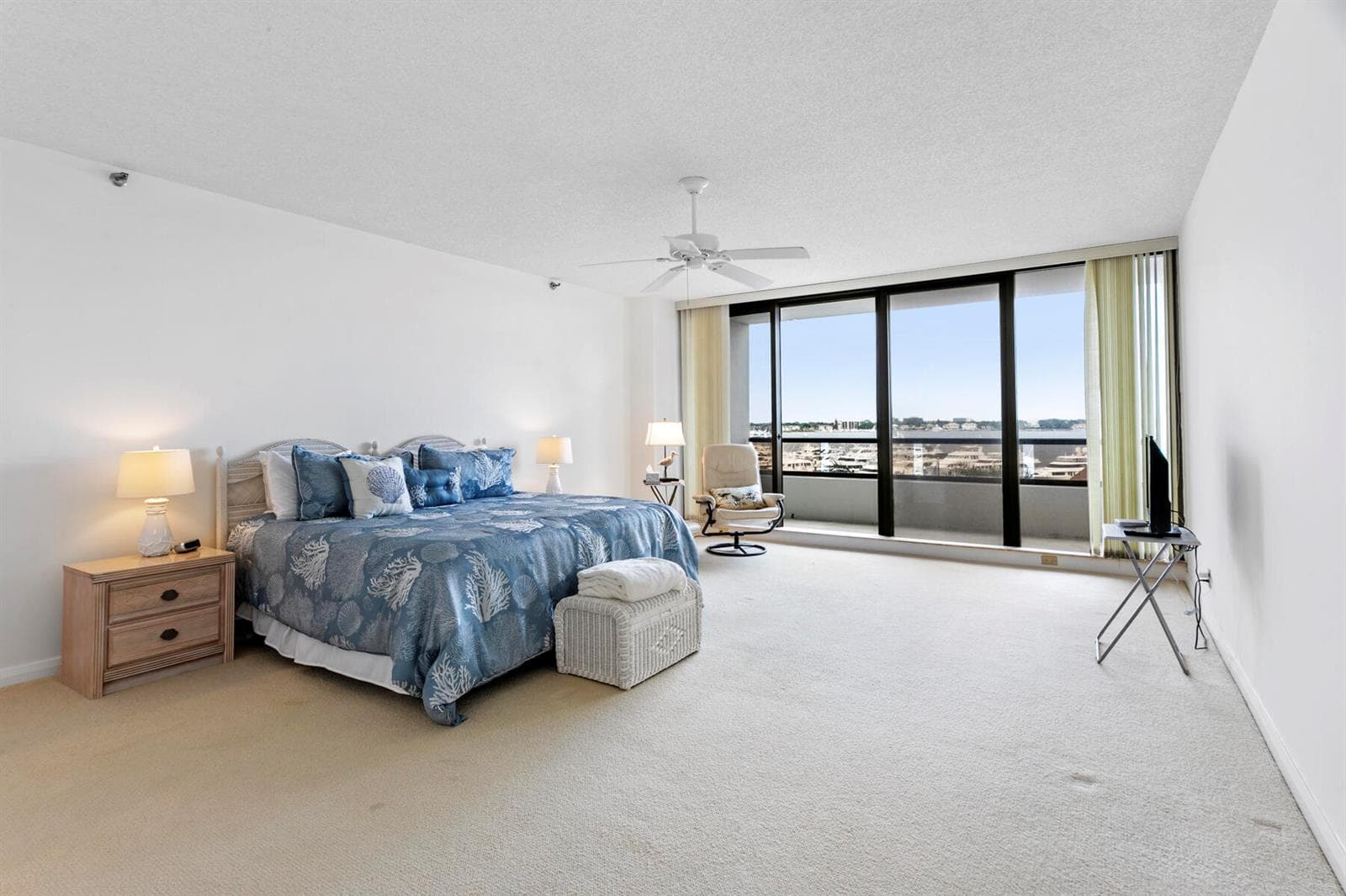 100 LAKESHORE Drive 454 photo 16