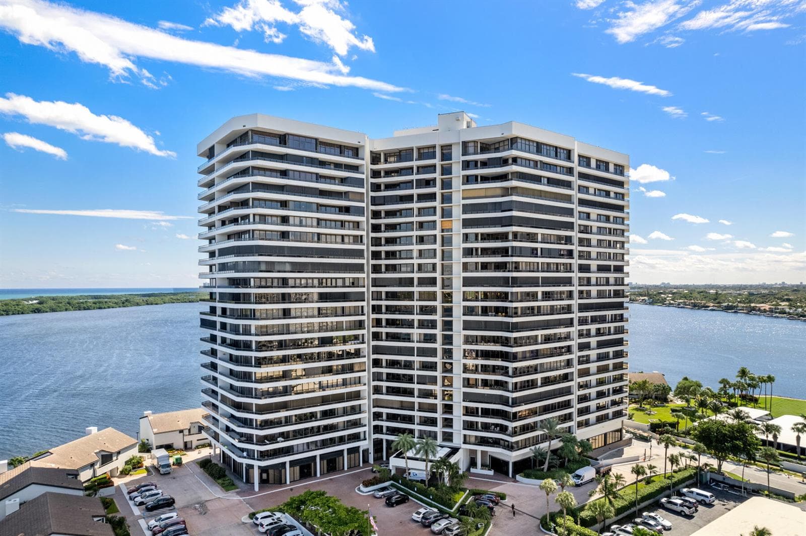100 LAKESHORE Drive 454 photo 1