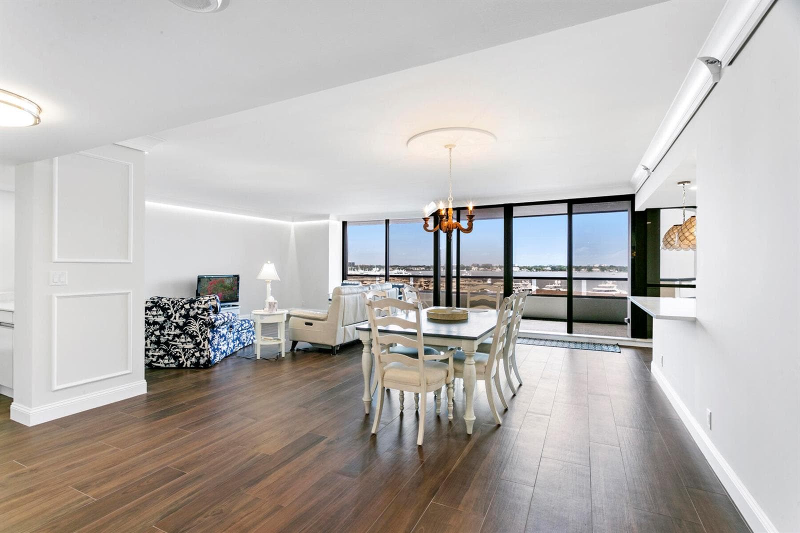 100 LAKESHORE Drive 454 photo 5