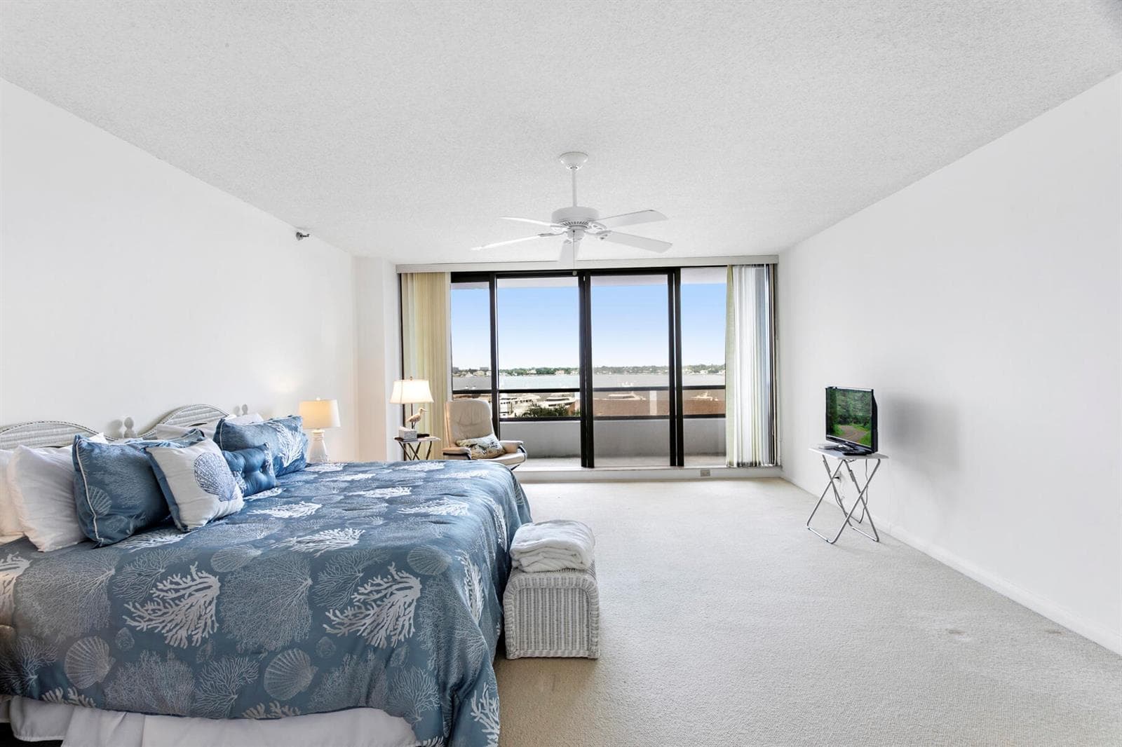 100 LAKESHORE Drive 454 photo 15