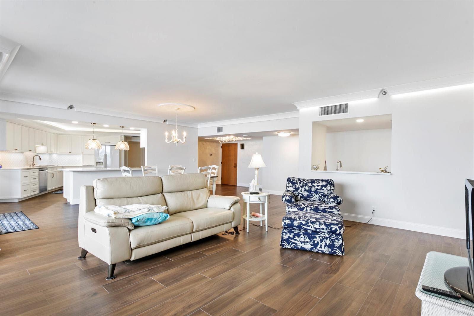 100 LAKESHORE Drive 454 photo 4