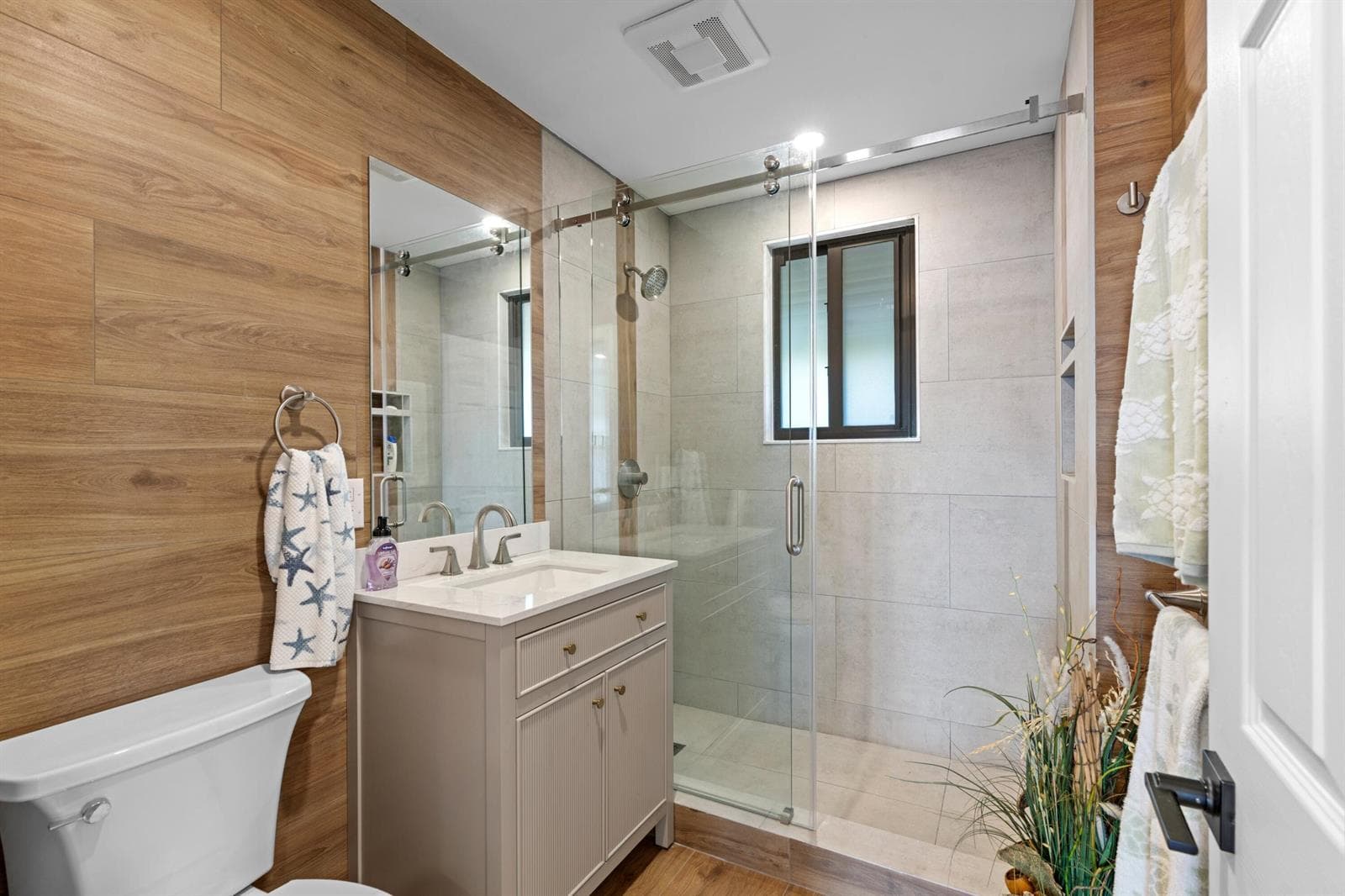 256 E 22nd Court photo 14