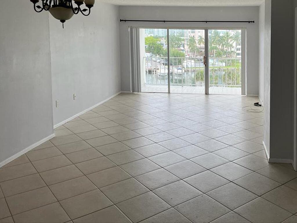 300 BAYVIEW Drive 403 photo 2