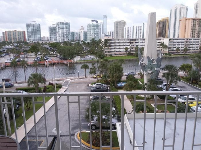 300 BAYVIEW Drive 403 photo 1