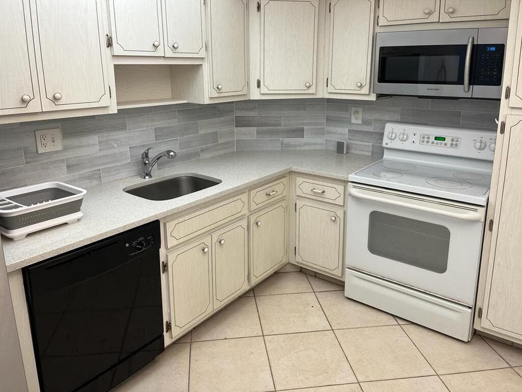 300 BAYVIEW Drive 403 photo 5