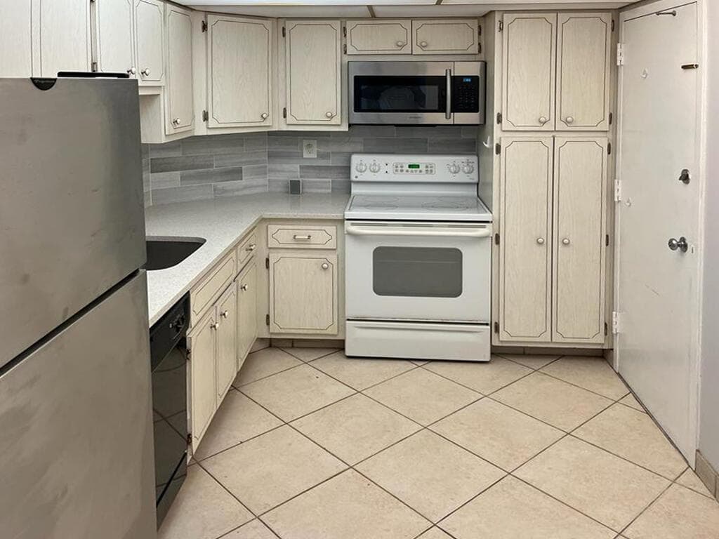 300 BAYVIEW Drive 403 photo 4