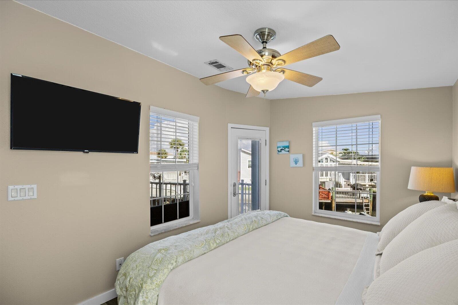 1092 NETTLES Boulevard photo 15
