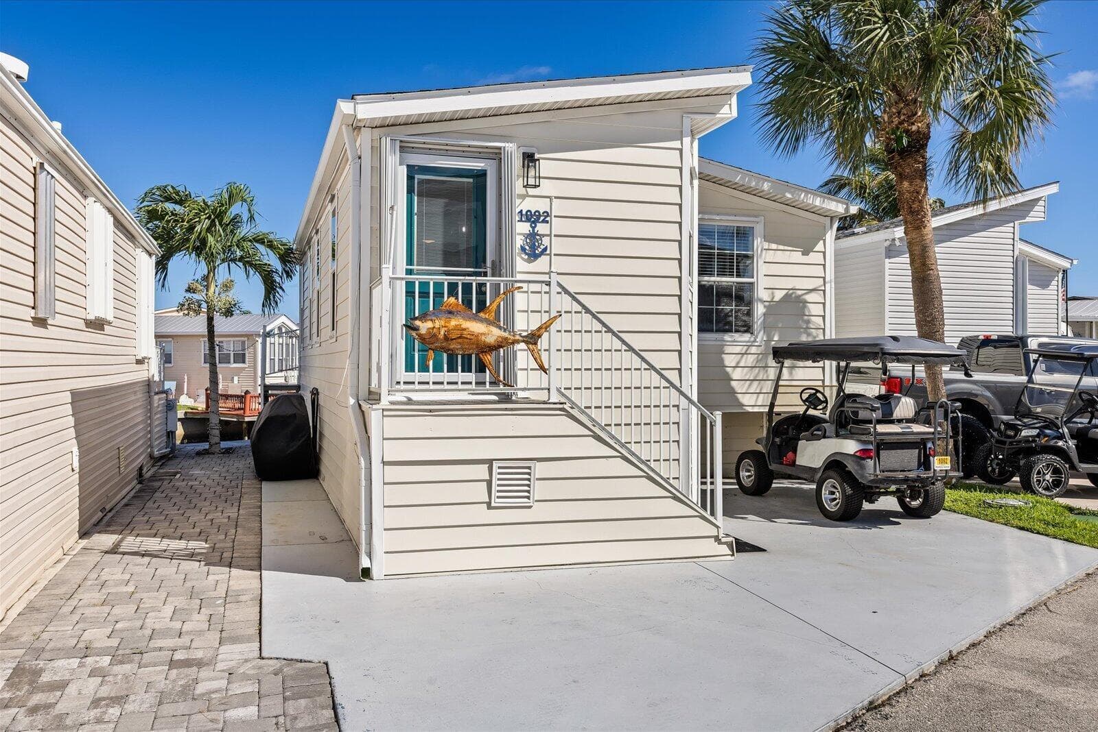 1092 NETTLES Boulevard photo 4