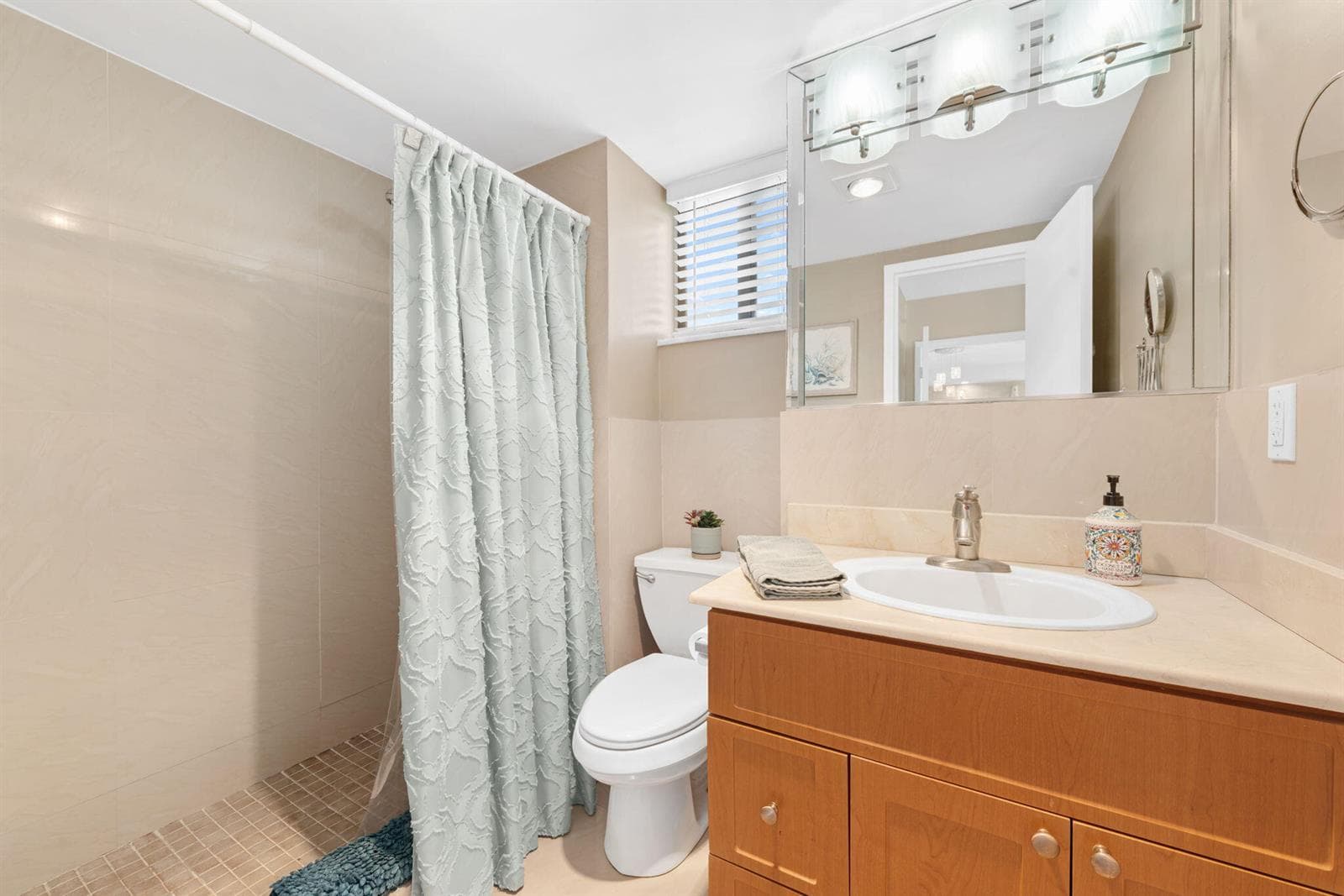 301 GOLDEN ISLES Drive 401 photo 10