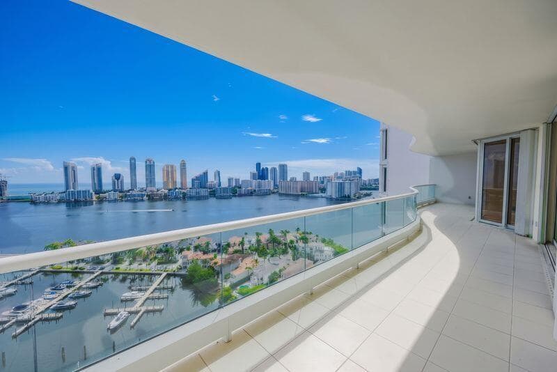 7000 Island Boulevard 2905 photo 2